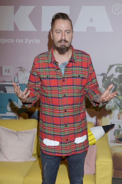Tak na początku kariery wyglądał Piotr Kędzierski. Dziś trudno go rozpoznać na starych zdjęciach