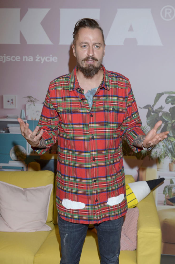 Tak na początku kariery wyglądał Piotr Kędzierski. Dziś trudno go rozpoznać na starych zdjęciach