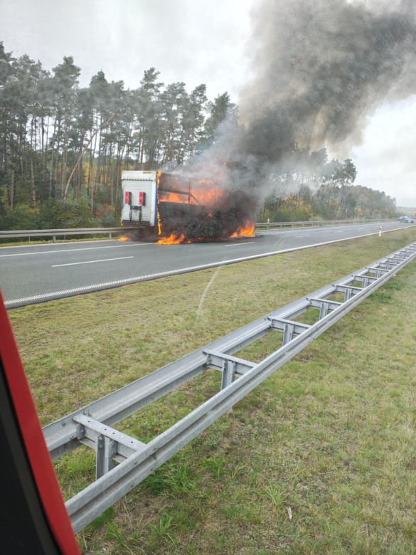 Duże straty po pożarze naczepy na S5 koło Leszna i długi paraliż drogi