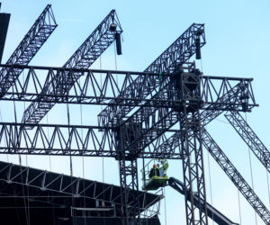 Scena Sylwestra z Dwójką TVP w trakcie budowy