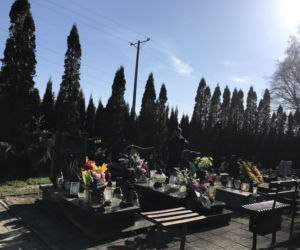 Ten cmentarz na Śląsku jest otwarty. Mieszkańcy odwiedzają groby bliskich