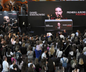 Dawid Kwiatkowski podpisuje płyty na spotkaniu z fanami