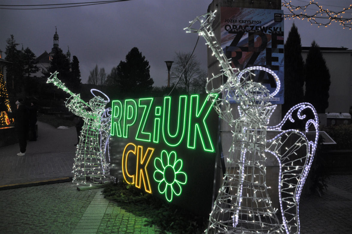 Świąteczne iluminacje na deptaku i Placu Artystów w Kielcach