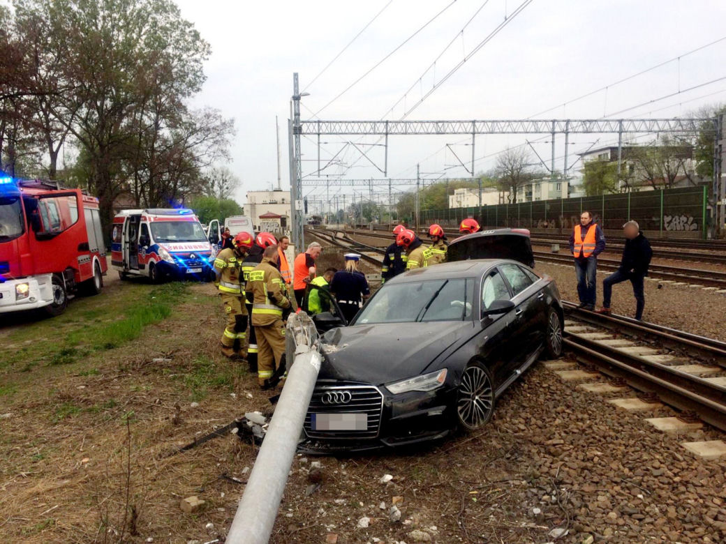 Czarna limuzyna rozbita na torach. Z tyłu kompletnie pijany mężczyzna