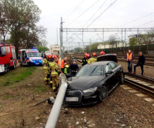 Czarna limuzyna rozbita na torach. Z tyłu kompletnie pijany mężczyzna