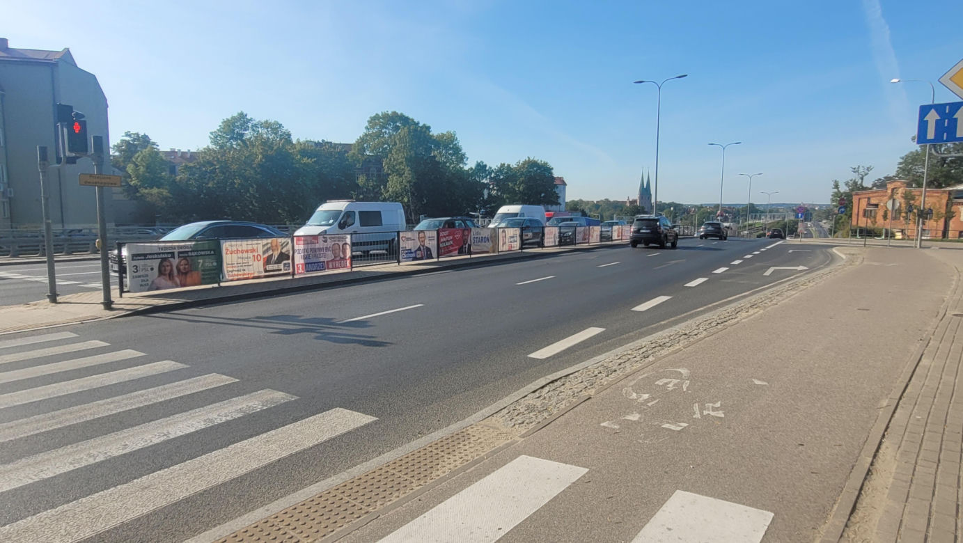 Na autobusach, słupach, budynkach. Bannery wyborcze "zalały" Olsztyn [ZDJĘCIA]