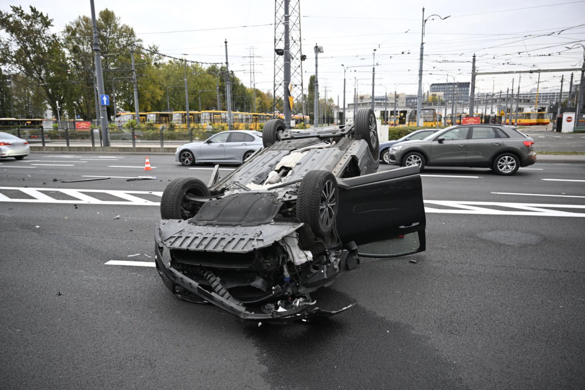 Dachowanie w Warszawie! Wcześniej na tej ulicy doszło do śmiertelnej masakry