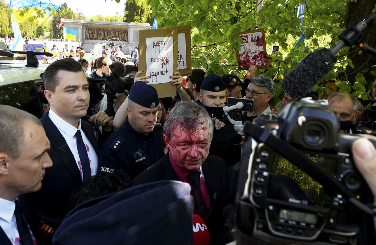 Na cmentarzu czekali na niego antyrosyjscy demonstranci