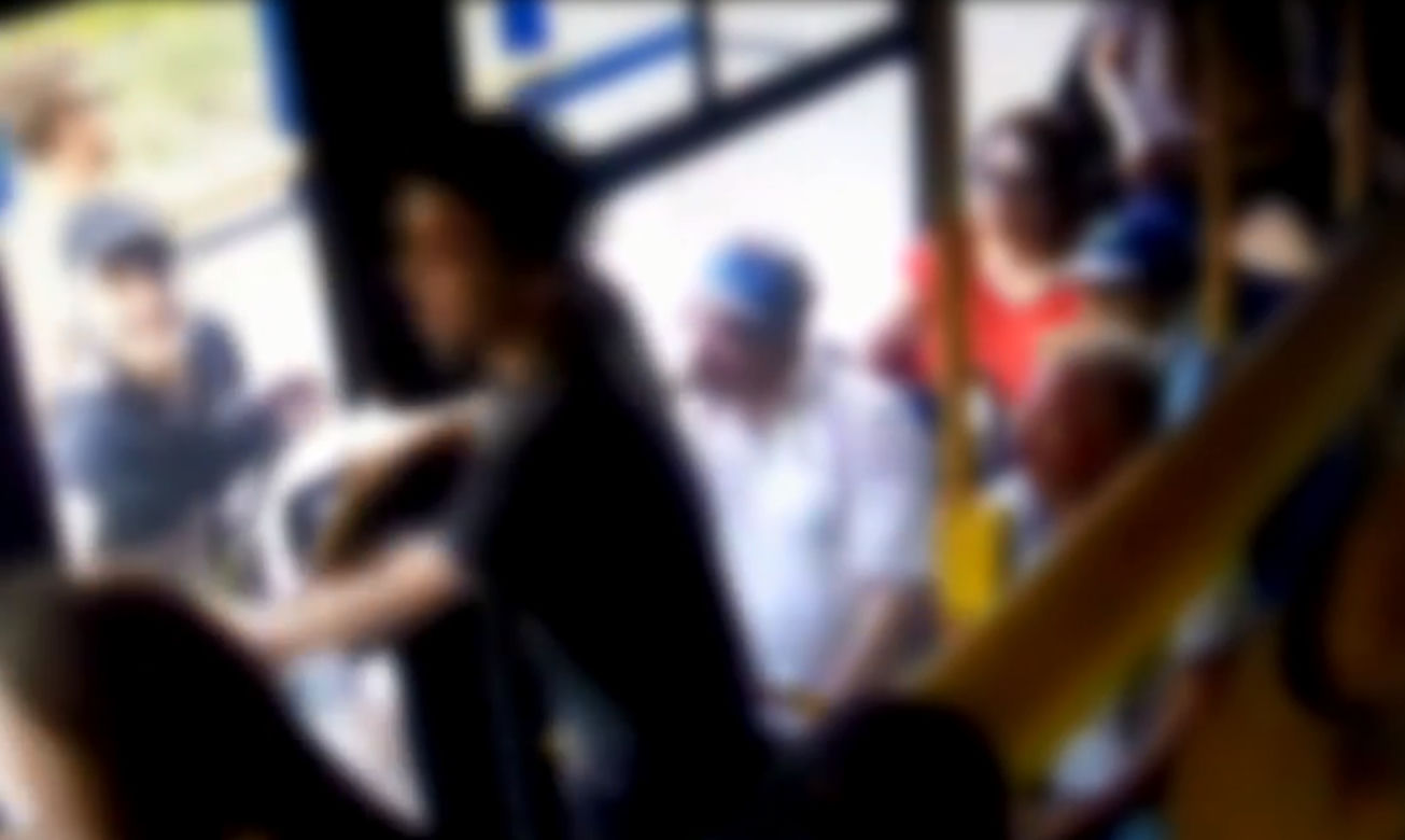 Kraków: Brutalny napad i atak maczetą w autobusie