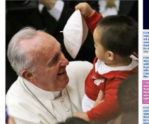 Chlopiec zdejmuje piuske Franciszkowi
