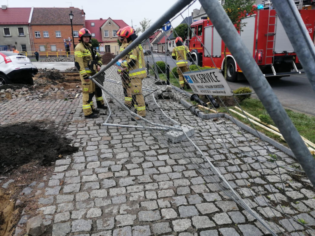 Samochód wpadł do wykopu na rynku w Gostyniu