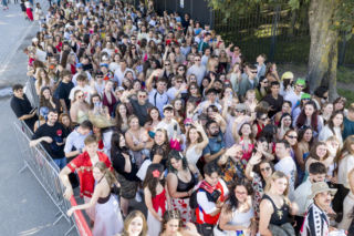 Tłumy w Warszawie! Czekają na koncert Bad Bunny'ego