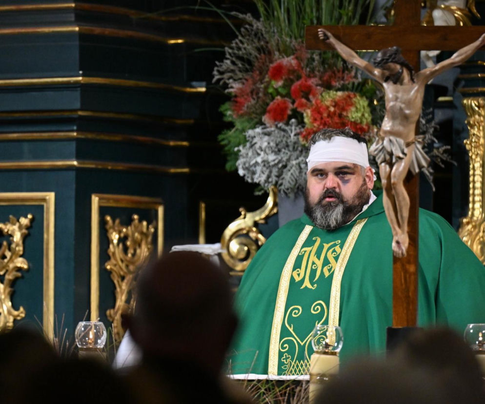 Ranny w ataku ksiądz przemówił do wiernych. Poruszający widok w Jarosławiu 