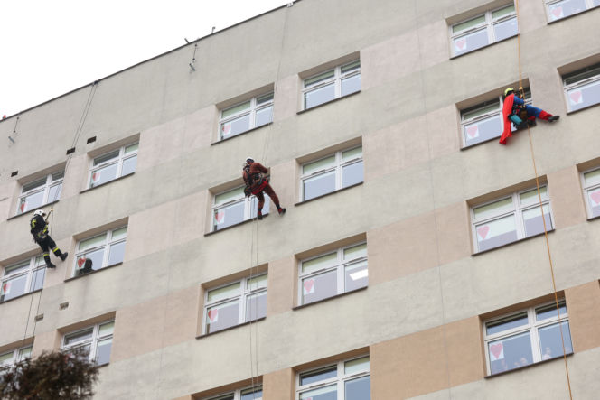 Alpiniści dla WOŚP w Lublinie. Superbohaterowie odwiedzili małych pacjentów