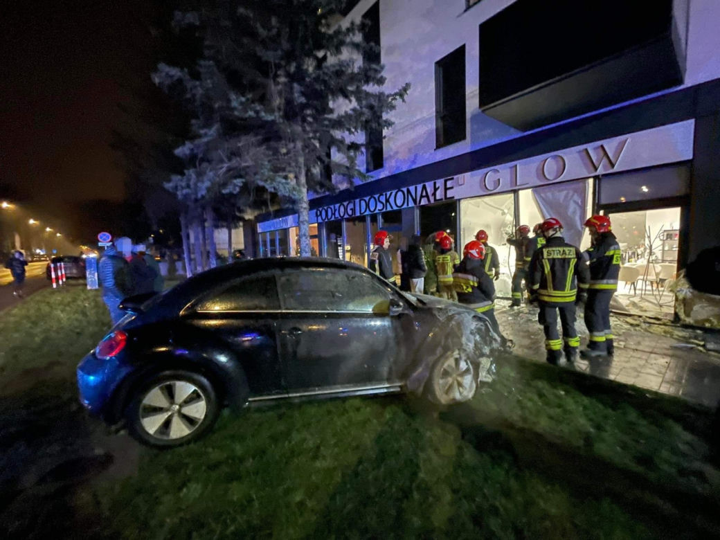 Piękna Sandra wjechała samochodem w salon urody