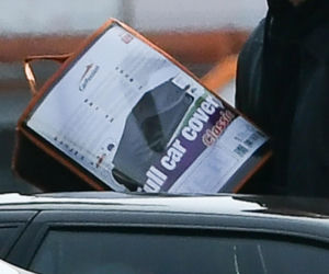 Maciej Musiał najpierw pieści auto, potem dziewczynę