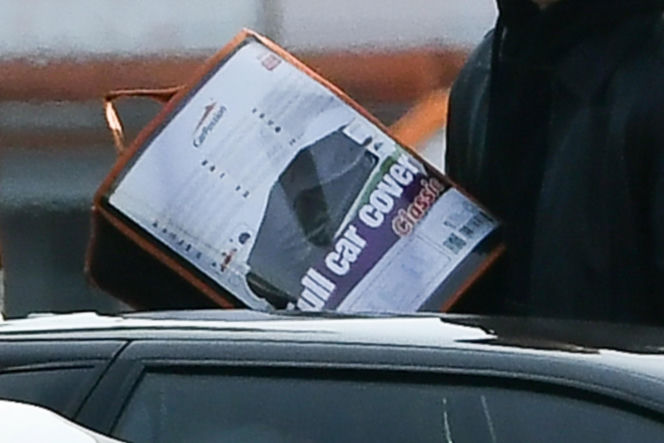 Maciej Musiał najpierw pieści auto, potem dziewczynę