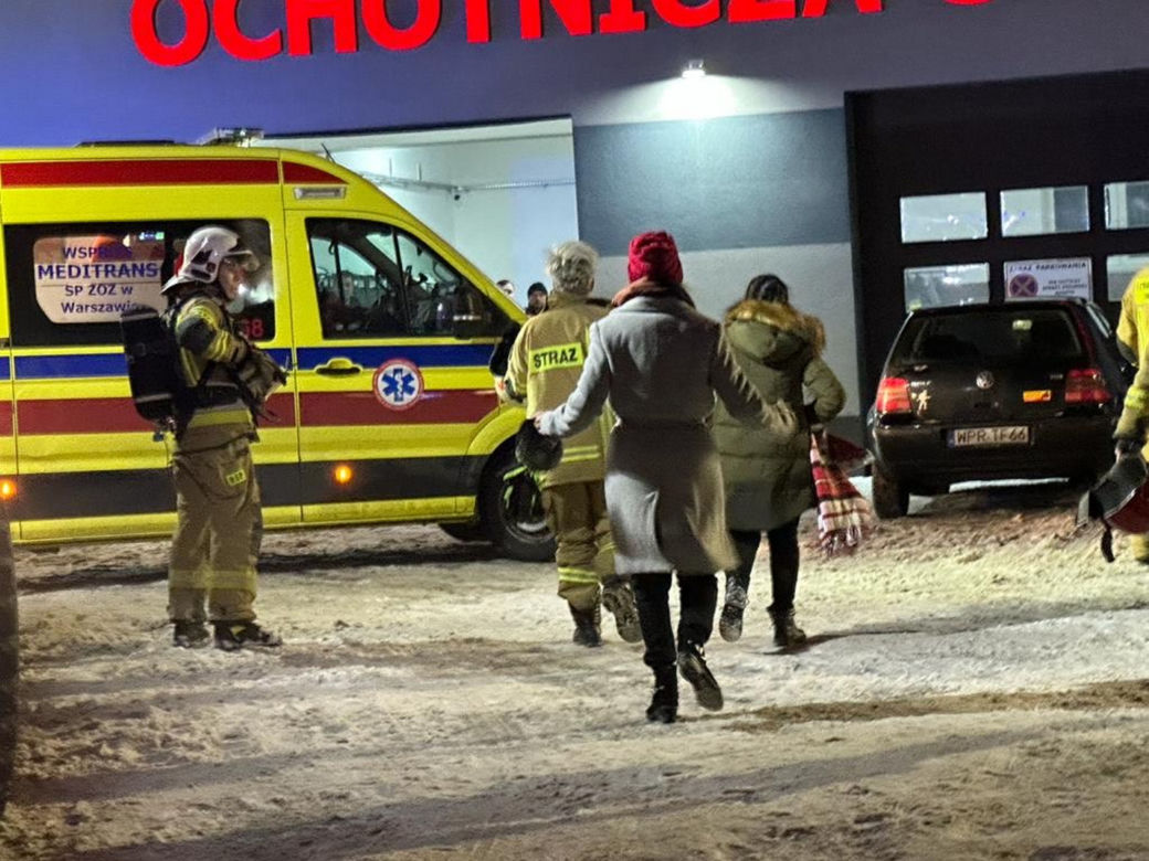 Pożar domu w Raszynie. Mała dziewczynka podtruta dymem, mężczyzna poparzony