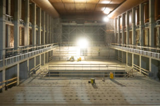 Krakowskie Centrum Muzyki trzeba było ukryć 7 metrów pod ziemią. Budynek otaczają 13-metrowe kolumny