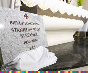 Łomża. Biskup Stanisław Stefanek pochowany. Żegnały go setki ludzi