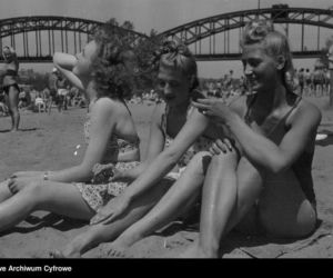 Jak dawniej wyglądało plażowanie? Te zdjęcia to prawdziwe perełki! [GALERIA]