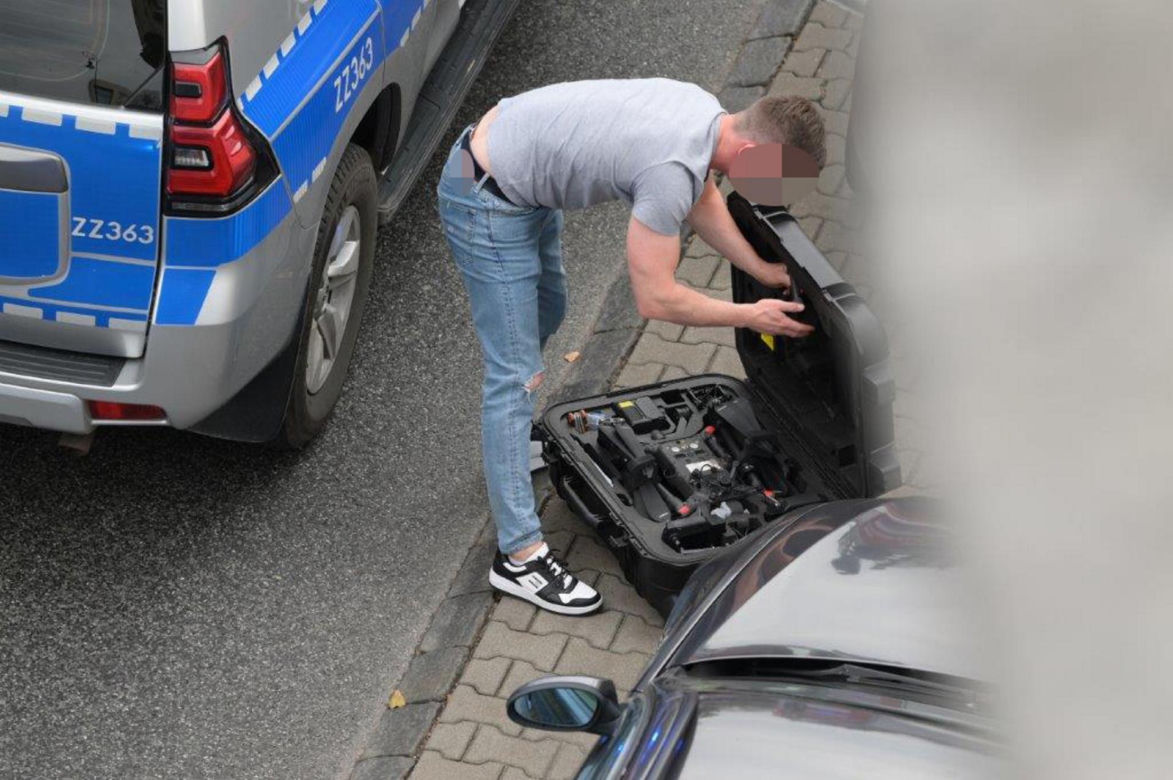 Wszedł na pomnik i twierdzi, że ma bombę. Policyjni negocjatorzy rozmawiająz desperatem