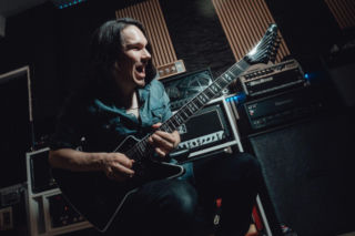 Gitarzysta Megadeth na temat zakazu używania telefonów na koncertach. Myślę, że stanie się to coraz powszechniejsze 