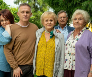 M jak miłość odc. 1612. Marysia (Małgorzata Pieńkowska), Artur Rogowski (Robert Moskwa), Kisielowa (Małgorzata Rożniatowska), Barbara (Teresa Lipowska), Józef Modry (Stefan Friedmann)