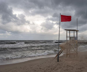 Zakaz kąpieli nad Bałtykiem. Dlaczego ratownicy zamknęli dziesiątki plaż?