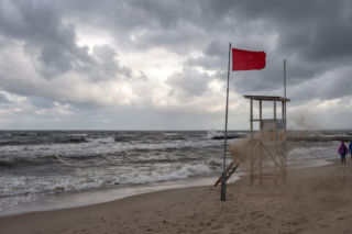 Zakaz kąpieli nad Bałtykiem. Dlaczego ratownicy zamknęli dziesiątki plaż?