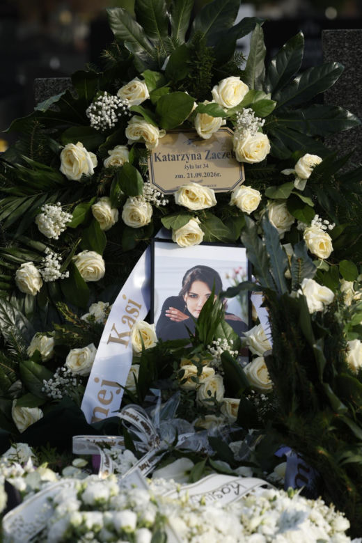 Morze kwiatów na grobie 34-letniej aktorki "Barw szczęścia"