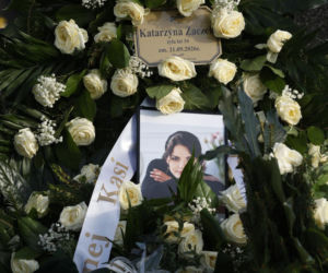 Morze kwiatów na grobie 34-letniej aktorki Barw szczęścia