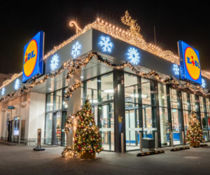 Świąteczny Lidl przy ul. Kasprowicza w Warszawie