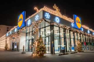 Świąteczny Lidl przy ul. Kasprowicza w Warszawie