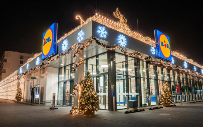 Świąteczny Lidl przy ul. Kasprowicza w Warszawie