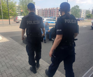 Mieszkańcy Torunia zdjęli maseczki i ruszyli na miasto. Policja sprawdza, czy nie łamią obostrzeń