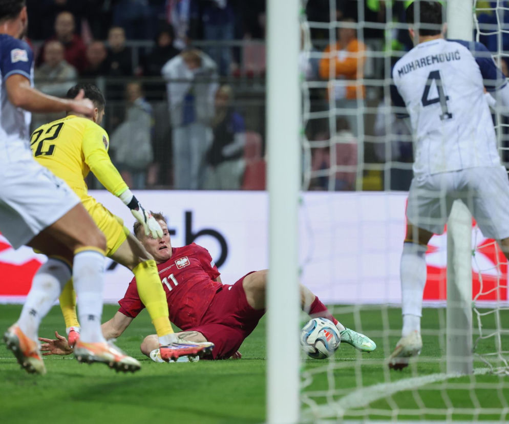 Karol Świderski leży na murawie przed bramką Bośniaków. O przebiegu meczu Polska - Bośnia przeczytasz na SE Supersport.