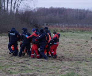 Znaleźli ją nieprzytomną i całą pociętą. Zrobił jej to własny syn? 