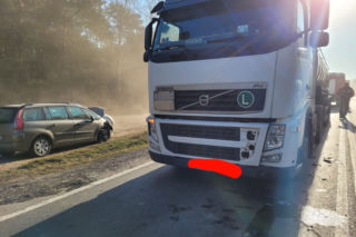 Groźny wypadek w Przygłowie. W TIR-a uderzyły dwie osobówki