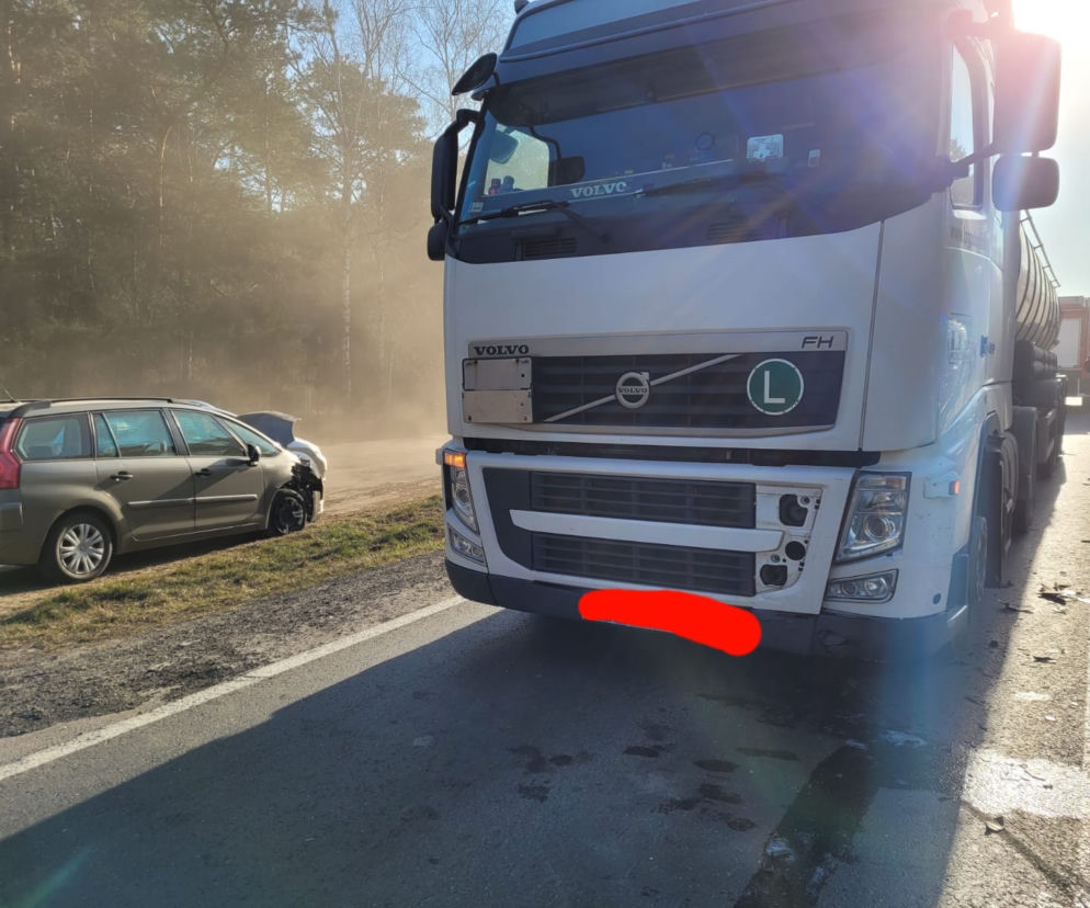 Groźny wypadek w Przygłowie. W TIR-a uderzyły dwie osobówki