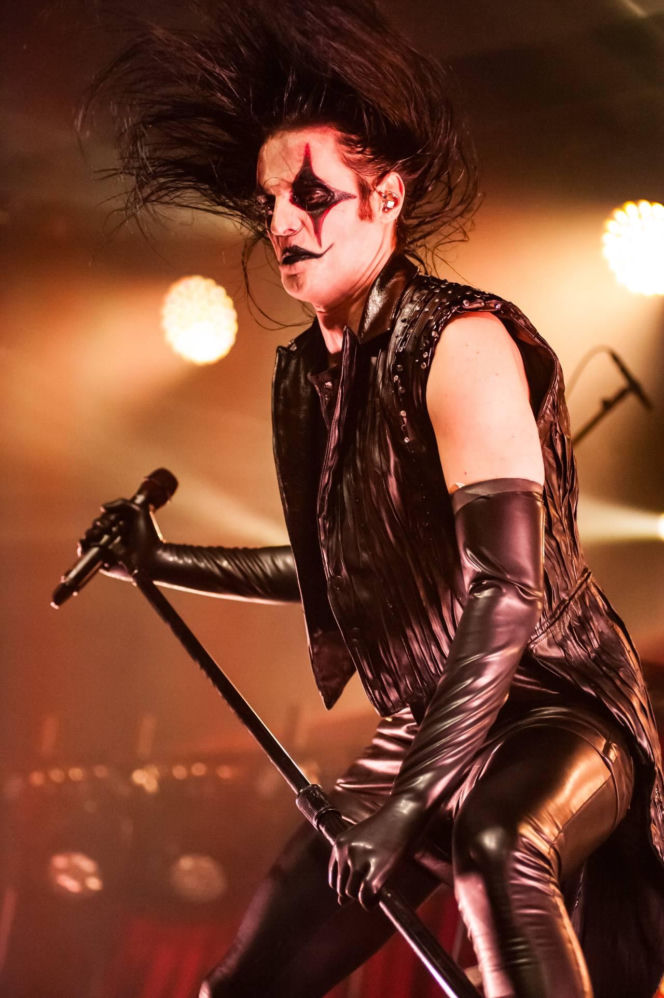 Skrupulatnie wyreżyserowany groteskowy spektakl okraszony nutą surrealizmu – Avatar zawładną Warszawą [RELACJA]