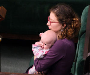  Posłanka Lewicy karmi dziecko piersią w Sejmie