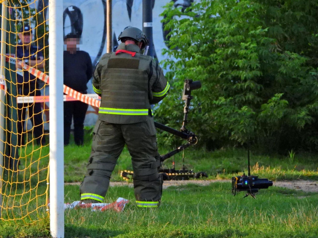Tajemnicze pakunki znalezione na ławce w Warszawie