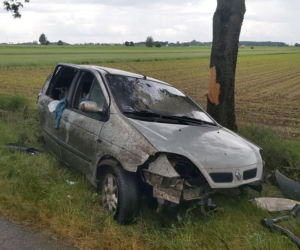 Jatwieź Duża. Wypadek: Kierowca renault rozbił się na drzewie [ZDJĘCIA]