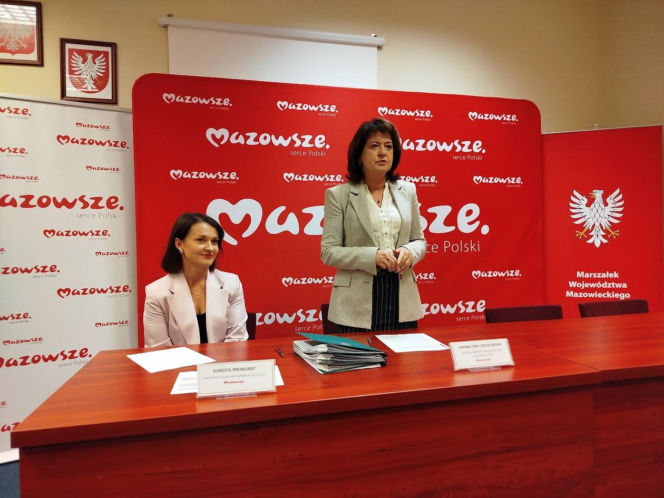 Mazowsze - podpisanie umów na inwestycje energetyczne oraz remont boiska w Mokobodach