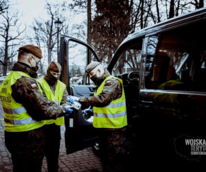 Żołnierze WOT przed świętami dostarczają żywność potrzebującym [ZDJĘCIA]