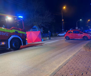 Motocyklista chciał wyprzedzić dwa auta. Uderzył w trzecie. Zginął.