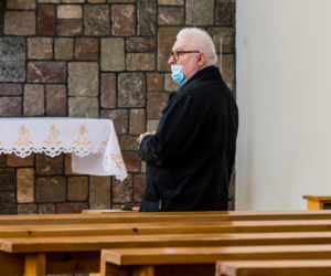 Lech Wałęsa zdjął maseczkę w kościele [ZOBACZ ZDJĘCIA]