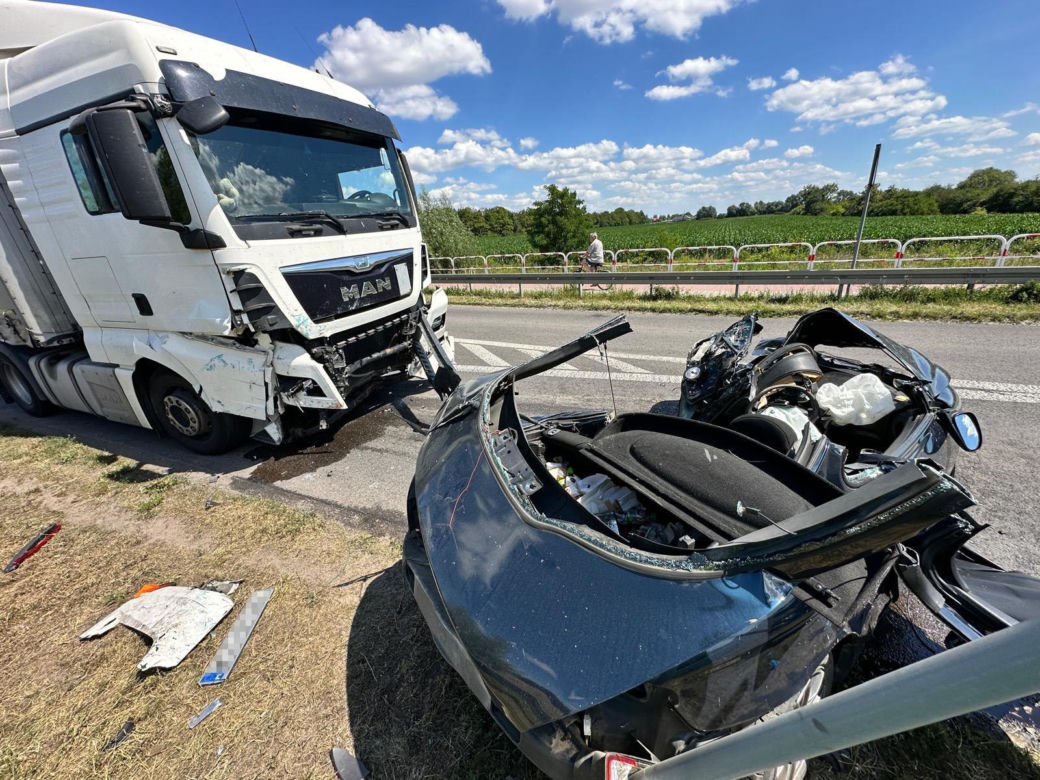 Wypadek w Elżbietowie. Tir roztrzaskał osobówkę. W tym samym miejscu zginęło troje dzieci i ich mamy