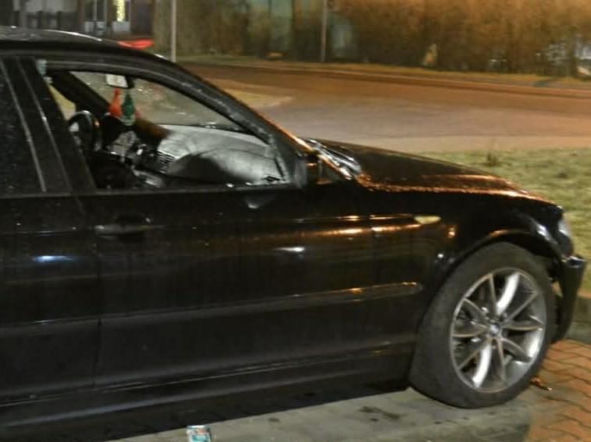 Ojciec z synem uszkodzili auto w Gostyniu. W środku byli ludzie